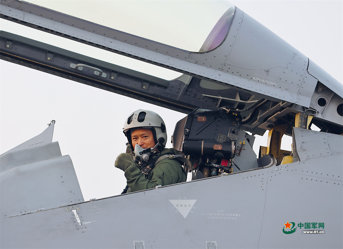 29年蓝天征程，“金头盔”飞行员王海峰光荣停飞