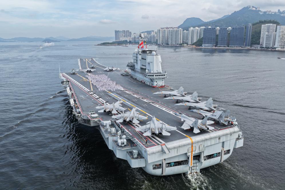 海军山东舰航母编队在香港举行甲板招待会